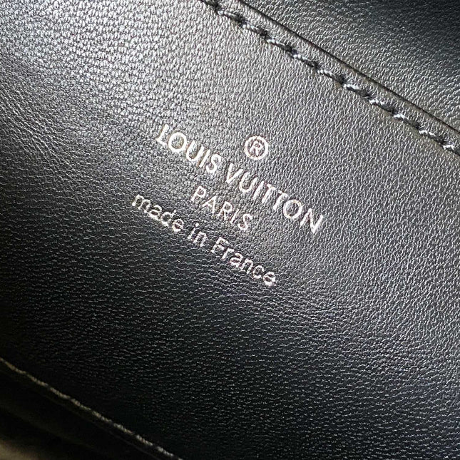 CAPUCINES GM SOUPLE 38 IN BLACK TAURILLON