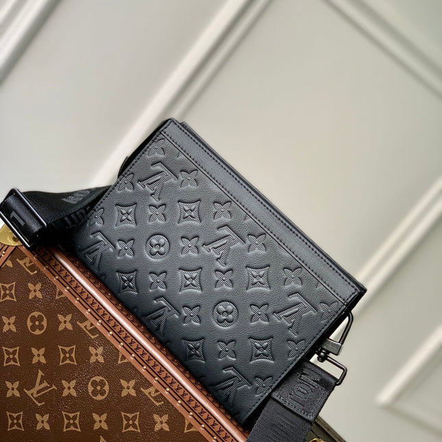 POCHETTE VOYAGE 22 IN BLACK MONOGRAM SHADOW CALFSKIN