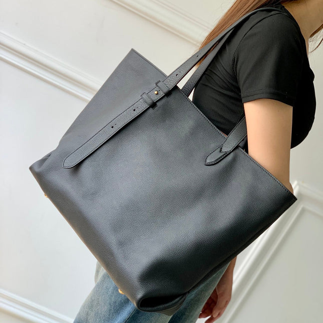 LOW KEY CABAS MM BAG 47 IN BLACK GRAINED CALFSKIN