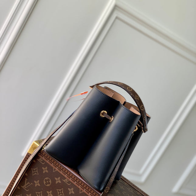 BLOOM PM 21 IN BLACK CALFSKIN GOLD HARDWARE
