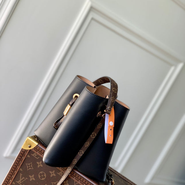 BLOOM PM 21 IN BLACK CALFSKIN GOLD HARDWARE
