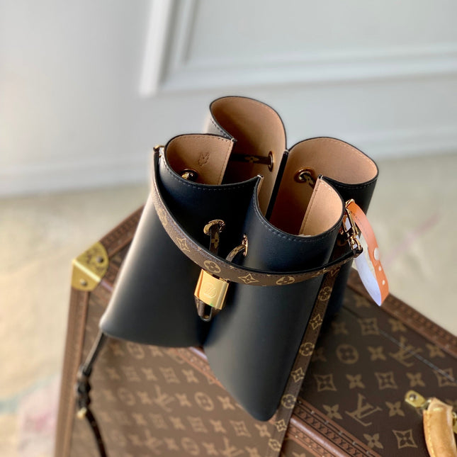BLOOM PM 21 IN BLACK CALFSKIN GOLD HARDWARE