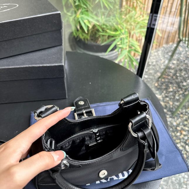 PRA 22 MOON PADDED BAG IN BLACK CALFSKIN WITH STRAP