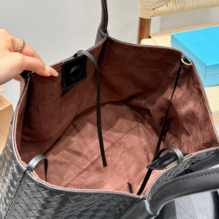 PINACOTECA TOTE BAG 38 IN BLACK CALFSKIN