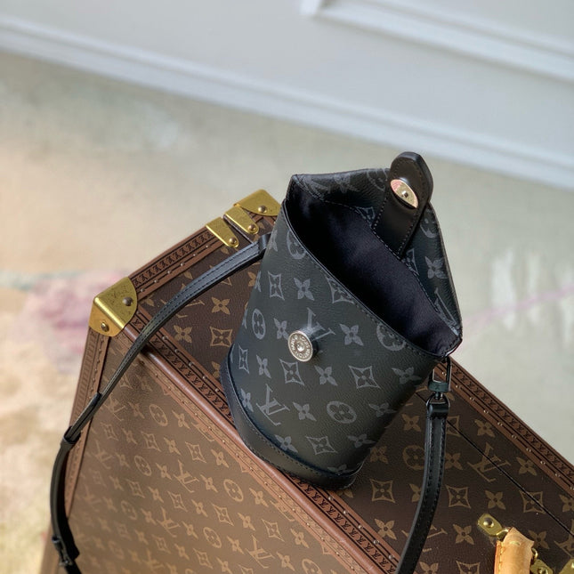 ENVELOPE POUCH 18 IN BLACK MONOGRAM ECLIPSE CANVAS