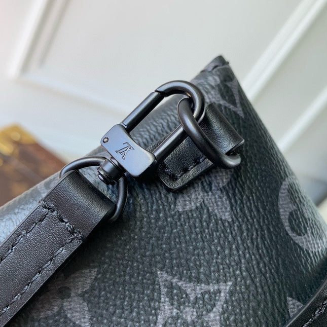 ENVELOPE POUCH 18 IN BLACK MONOGRAM ECLIPSE CANVAS