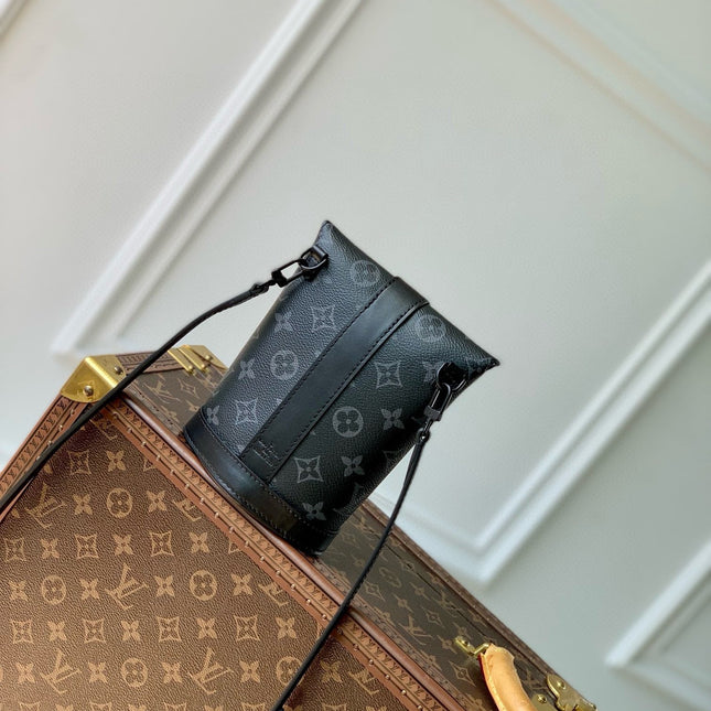 ENVELOPE POUCH 18 IN BLACK MONOGRAM ECLIPSE CANVAS
