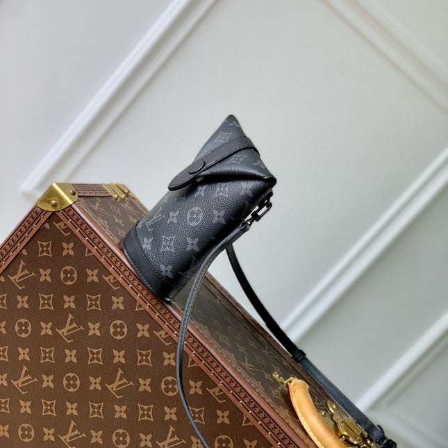 ENVELOPE POUCH 18 IN BLACK MONOGRAM ECLIPSE CANVAS
