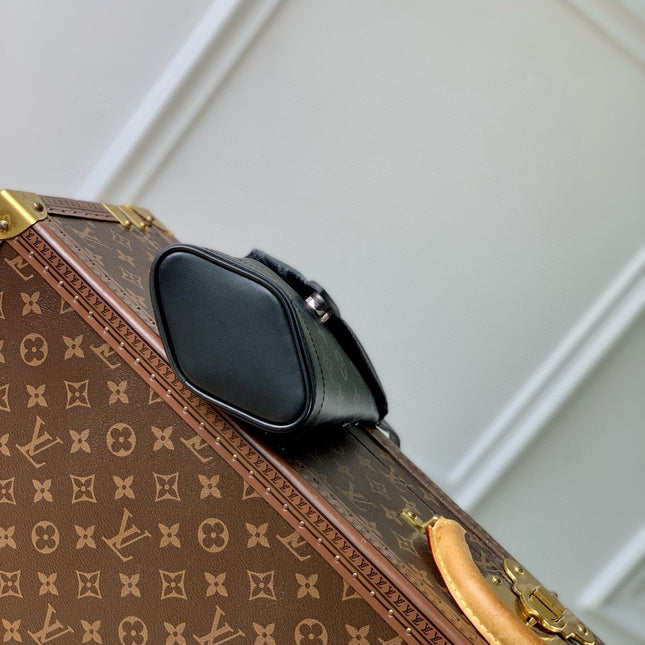 ENVELOPE POUCH 18 IN BLACK MONOGRAM ECLIPSE CANVAS