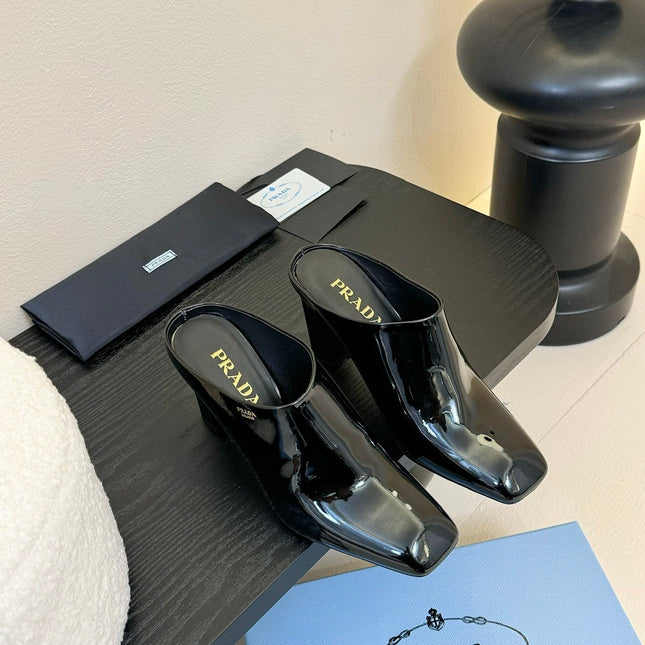 HIGH HEEL MULES WITH GOLD LETTERING LOGO IN BLACK GLOSSY CALFSKIN