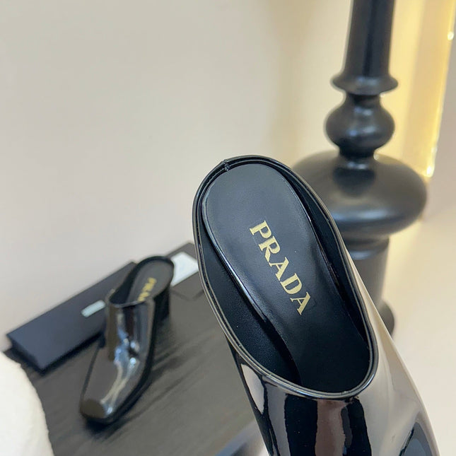 HIGH HEEL MULES WITH GOLD LETTERING LOGO IN BLACK GLOSSY CALFSKIN