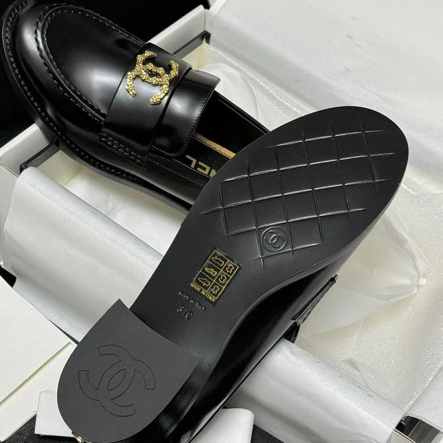 CC LOAFER BLACK CALFSKIN WITH META LOGO