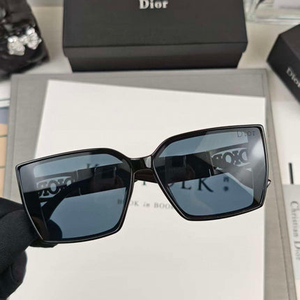 MONTAIGNE SQUARE SUNGLASS 58044 IN ACETATE