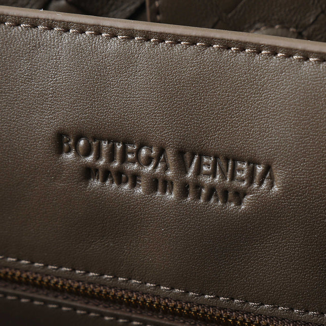 BOTTEGA VENETA 25S LARGE ANDIAMO 42 IN DARK BROWN CALFSKIN GOLD HARDWARE
