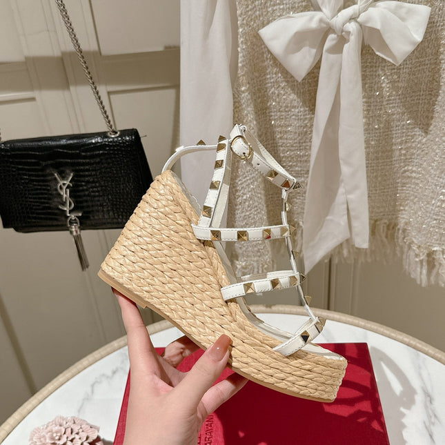 ROCKSTUD ANKLE STRAP WEDGE SANDAL IN WHITE CALFSKIN LEATHER 95 MM