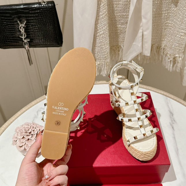 ROCKSTUD ANKLE STRAP WEDGE SANDAL IN WHITE CALFSKIN LEATHER 95 MM