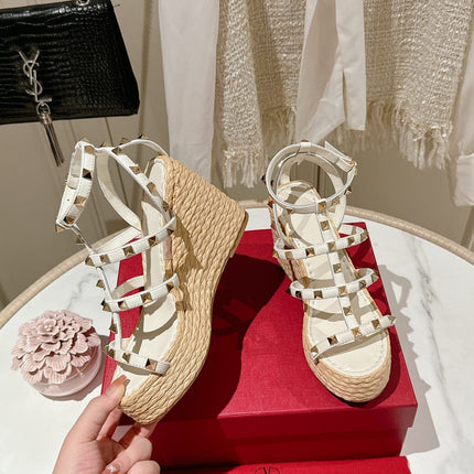 ROCKSTUD ANKLE STRAP WEDGE SANDAL IN WHITE CALFSKIN LEATHER 95 MM
