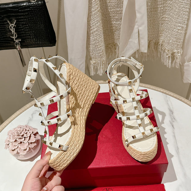 ROCKSTUD ANKLE STRAP WEDGE SANDAL IN WHITE CALFSKIN LEATHER 95 MM