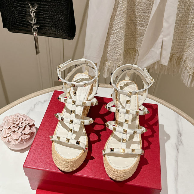 ROCKSTUD ANKLE STRAP WEDGE SANDAL IN WHITE CALFSKIN LEATHER 95 MM