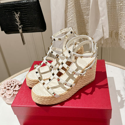 ROCKSTUD ANKLE STRAP WEDGE SANDAL IN WHITE CALFSKIN LEATHER 95 MM