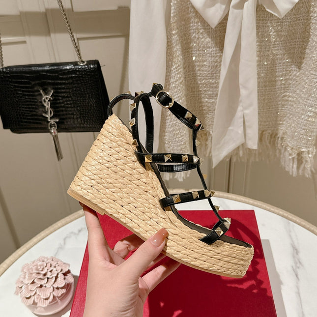 ROCKSTUD ANKLE STRAP WEDGE SANDAL IN BLACK CALFSKIN LEATHER 95 MM