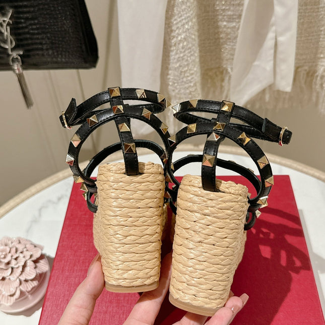 ROCKSTUD ANKLE STRAP WEDGE SANDAL IN BLACK CALFSKIN LEATHER 95 MM