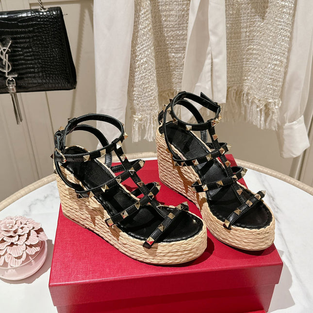 ROCKSTUD ANKLE STRAP WEDGE SANDAL IN BLACK CALFSKIN LEATHER 95 MM