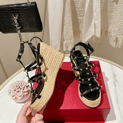 ROCKSTUD ANKLE STRAP WEDGE SANDAL IN BLACK CALFSKIN LEATHER 95 MM