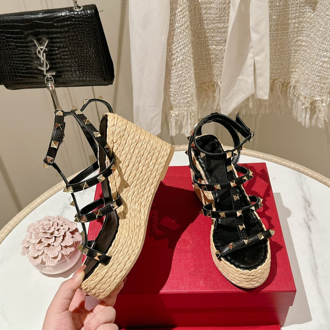 ROCKSTUD ANKLE STRAP WEDGE SANDAL IN BLACK CALFSKIN LEATHER 95 MM