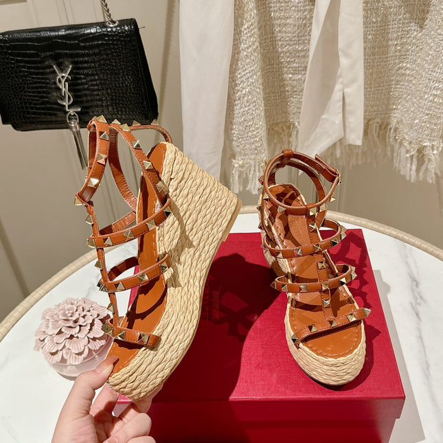 ROCKSTUD ANKLE STRAP WEDGE SANDAL IN YAM ORANGE CALFSKIN LEATHER 95 MM