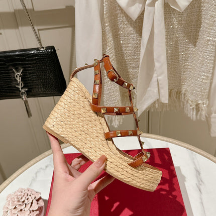 ROCKSTUD ANKLE STRAP WEDGE SANDAL IN YAM ORANGE CALFSKIN LEATHER 95 MM