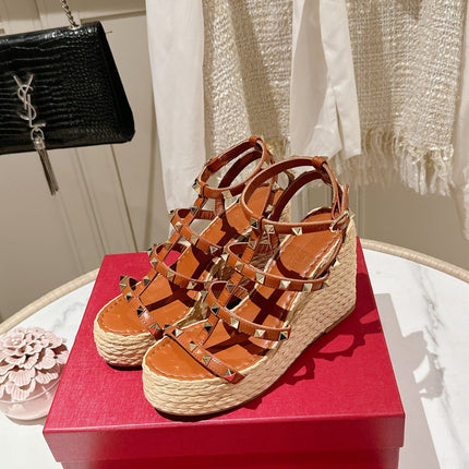 ROCKSTUD ANKLE STRAP WEDGE SANDAL IN YAM ORANGE CALFSKIN LEATHER 95 MM