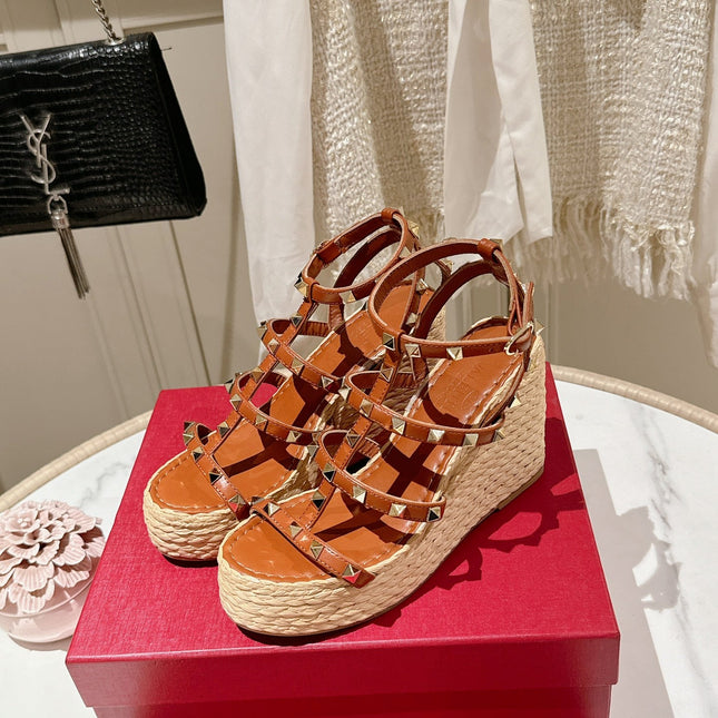 ROCKSTUD ANKLE STRAP WEDGE SANDAL IN YAM ORANGE CALFSKIN LEATHER 95 MM