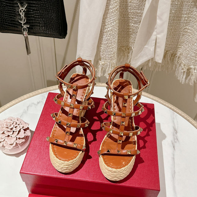 ROCKSTUD ANKLE STRAP WEDGE SANDAL IN YAM ORANGE CALFSKIN LEATHER 95 MM
