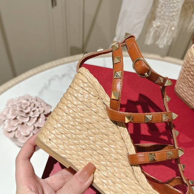 ROCKSTUD ANKLE STRAP WEDGE SANDAL IN YAM ORANGE CALFSKIN LEATHER 95 MM