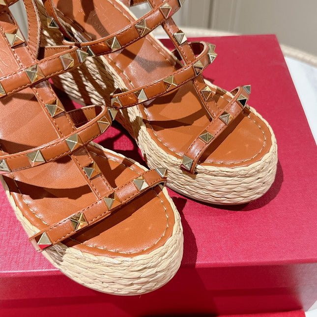 ROCKSTUD ANKLE STRAP WEDGE SANDAL IN YAM ORANGE CALFSKIN LEATHER 95 MM