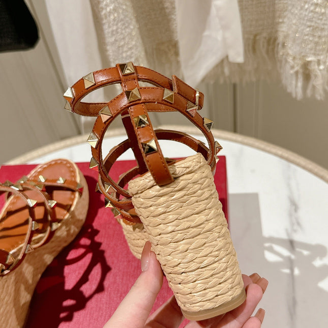 ROCKSTUD ANKLE STRAP WEDGE SANDAL IN YAM ORANGE CALFSKIN LEATHER 95 MM