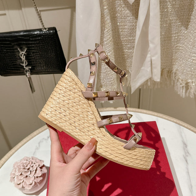 ROCKSTUD ANKLE STRAP WEDGE SANDAL IN CREPE PINK CALFSKIN LEATHER 95 MM