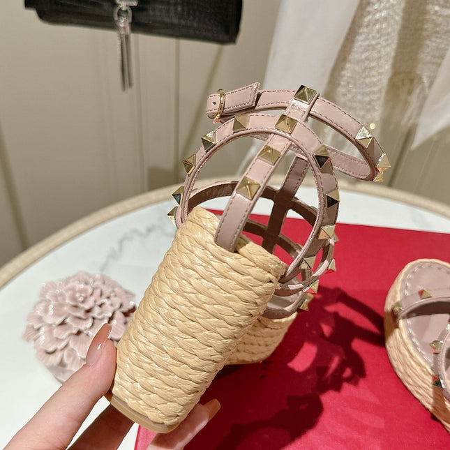 ROCKSTUD ANKLE STRAP WEDGE SANDAL IN CREPE PINK CALFSKIN LEATHER 95 MM