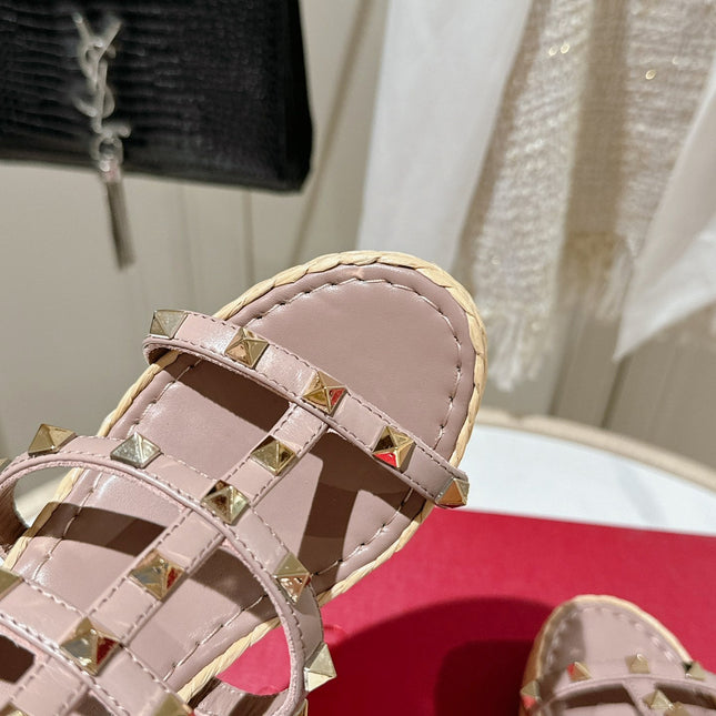 ROCKSTUD ANKLE STRAP WEDGE SANDAL IN CREPE PINK CALFSKIN LEATHER 95 MM