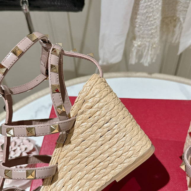 ROCKSTUD ANKLE STRAP WEDGE SANDAL IN CREPE PINK CALFSKIN LEATHER 95 MM