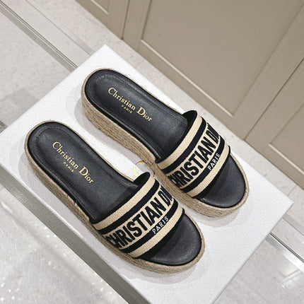 DWAY WEDGE SLIDES 45MM IN BLACK AND BEIGE FABRIC RAFFIA SOLE