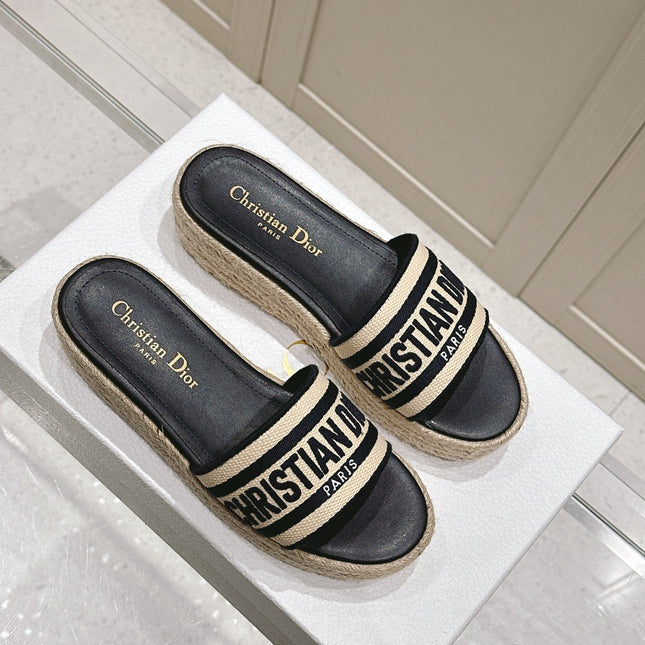 DWAY WEDGE SLIDES 45MM IN BLACK AND BEIGE FABRIC RAFFIA SOLE