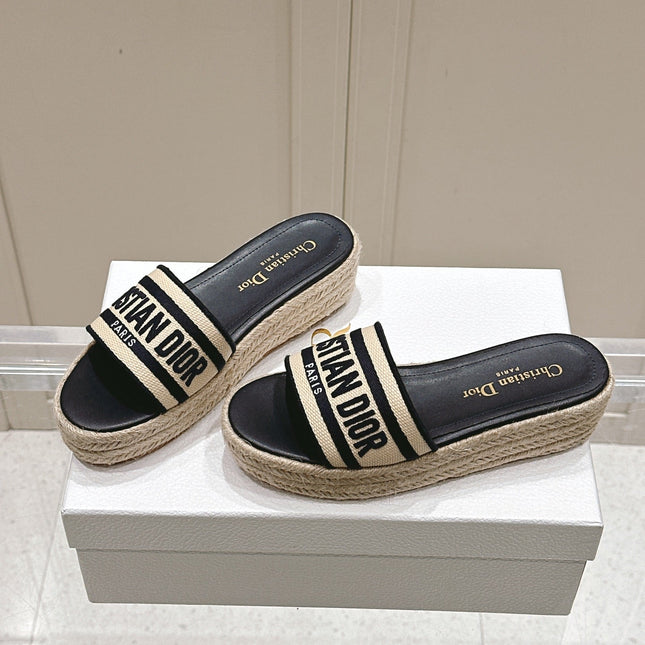 DWAY WEDGE SLIDES 45MM IN BLACK AND BEIGE FABRIC RAFFIA SOLE