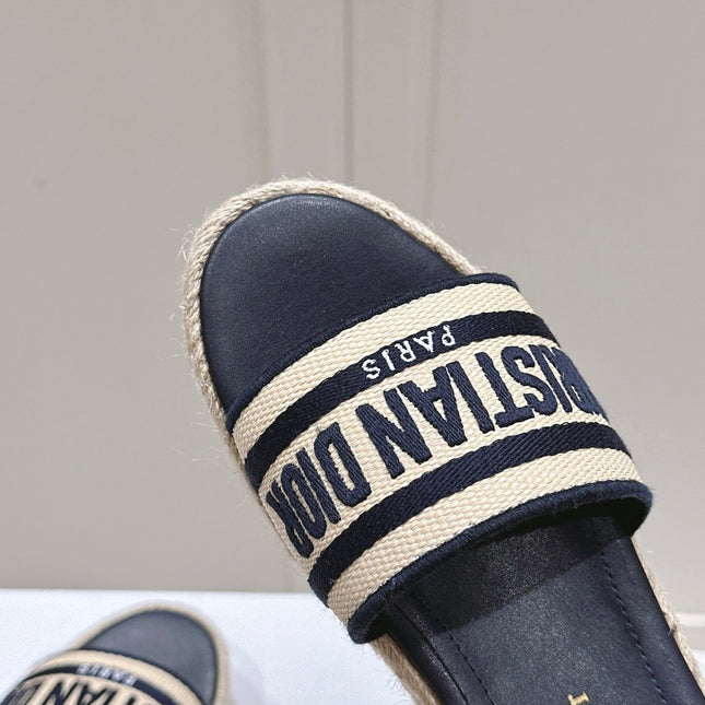 DWAY WEDGE SLIDES 45MM IN BLACK AND BEIGE FABRIC RAFFIA SOLE