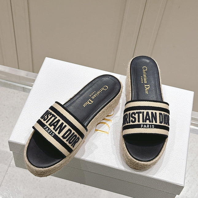 DWAY WEDGE SLIDES 45MM IN BLACK AND BEIGE FABRIC RAFFIA SOLE