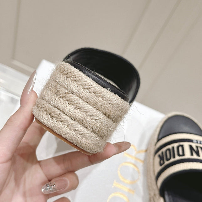 DWAY WEDGE SLIDES 45MM IN BLACK AND BEIGE FABRIC RAFFIA SOLE