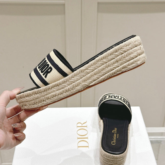 DWAY WEDGE SLIDES 45MM IN BLACK AND BEIGE FABRIC RAFFIA SOLE