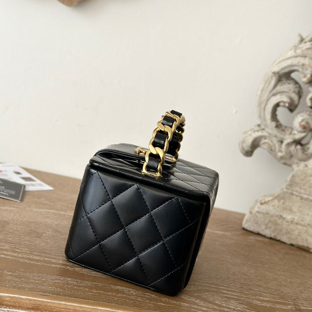 MINI VINTAGE COSMETIC BAG 11 IN BLACK SHINY CALFSKIN GOLD HARDWARE