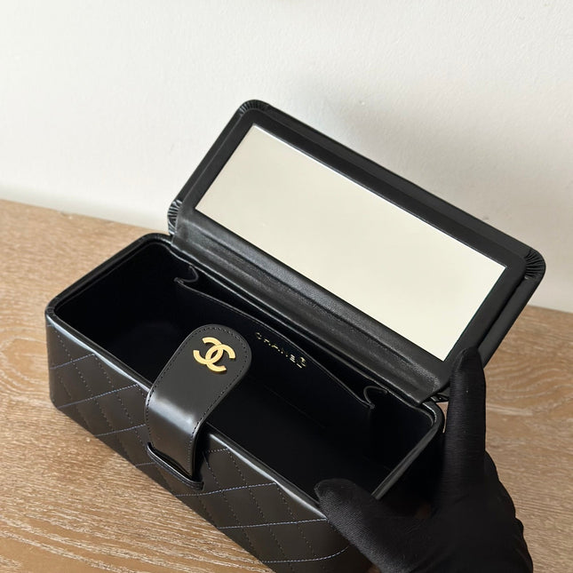 VINTAGE COSMETIC BAG 22 IN BLACK SHINY CALFSKIN GOLD HARDWARE